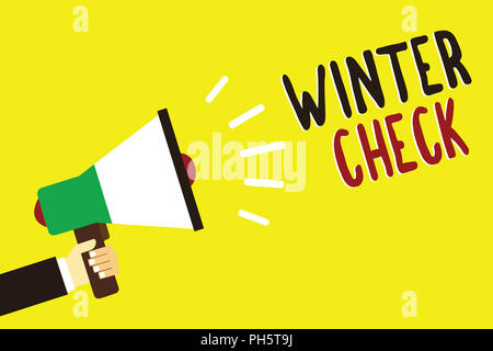 Text Zeichen anzeigen Winter prüfen. Konzeptionelle Foto kälteste Jahreszeit Wartung Vorsorge Schneeschaufel Hiemal Mann mit Megaphon Lautsprecher gelb b Stockfoto