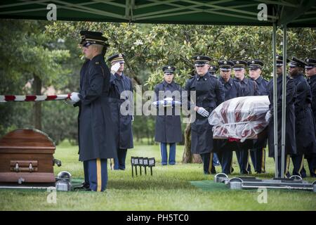 Körper Träger von der US-Armee Ehrengarde Hilfe eine vollständige ehrt Gruppe Trauerfeier für US-Army Air Forces Flieger fehlt aus dem Zweiten Weltkrieg in Abschnitt 60 von Arlington National Cemetery, Arlington, Virginia, 27. Juni 2018 durchzuführen. Der Rest waren die Flieger Tech. Sgt. John Brady; Tech. Sgt. Allen Chandler, Jr.; 1. Lt John Liekhus; Staff Sgt. Robert Schuster; und Staff Sgt. Bobby Jünger. Alle fünf Flieger waren Mitglieder der 323 Bombardierung Squadron, 91st Bombardement Group (Heavy), Eighth Air Force, im Zweiten Weltkrieg, als ihre neun - Mann Bodenpersonal auf Mission nach Merseburg, Deutschland war. T Stockfoto