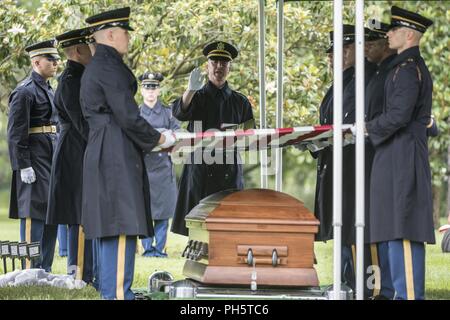 Us-Armee Kaplan (Capt.) Matthäus Whitehead gibt Erläuterungen während eines vollen Ehren Gruppe Trauerfeier für US-Army Air Forces Flieger fehlt aus dem Zweiten Weltkrieg in Abschnitt 60 von Arlington National Cemetery, Arlington, Virginia, 27. Juni 2018. Der Rest waren die Flieger Tech. Sgt. John Brady; Tech. Sgt. Allen Chandler, Jr.; 1. Lt John Liekhus; Staff Sgt. Robert Schuster; und Staff Sgt. Bobby Jünger. Alle fünf Flieger waren Mitglieder der 323 Bombardierung Squadron, 91st Bombardement Group (Heavy), Eighth Air Force, im Zweiten Weltkrieg, als ihre neun - Mann Bordpersonal war auf einer Mission zu Merseburg, G Stockfoto