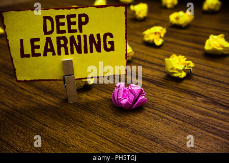 Schreiben Hinweis zeigen vertieftes Lernen. Business foto Präsentation hierarchische Abstraktionen künstliche Intelligenz Algorithmus Clothespin holding Gelb Pa Stockfoto