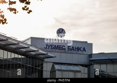 Belgrad, SERBIEN - 21. AUGUST 2018: Jubmes Banka Logo auf ihren Hauptsitz in Belgrad. Jubmes banka ist eine serbische Bank, die kommerziellen und Investoren Stockfoto