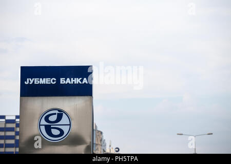 Belgrad, SERBIEN - 21. AUGUST 2018: Jubmes Banka Logo auf ihren Hauptsitz in Belgrad. Jubmes banka ist eine serbische Bank, die kommerziellen und Investoren Stockfoto