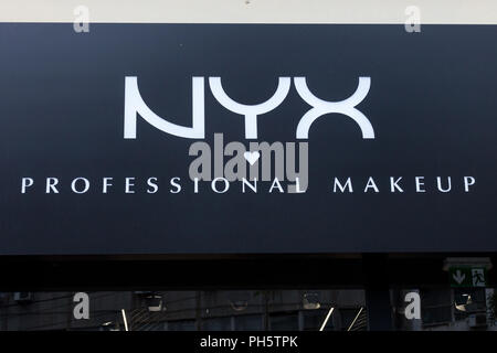 Belgrad, SERBIEN - 26. AUGUST 2018: NYX Cosmetics Logo auf einer der Einzelhändler. Nyx ist eine US-amerikanische Kosmetik Firma, spezialisiert auf Make-up, Stockfoto