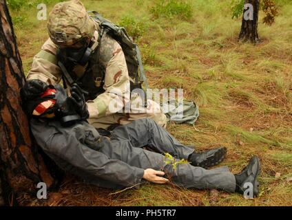 Spc. Christian Caudle, ein infanterist an die Zentrale und die Konzernzentrale, 2nd Battalion, 505Th Parachute Infantry Regiment zugeordnet, 3. Brigade Combat Team, 82nd Airborne Division bietet medizinische Hilfe während der medizinische Teil der Krieger Aufgaben und Schlacht bohrt Test für die XVIII Airborne Corps Soldat des Jahres Wettbewerb, 26. Juni 2018 in Fort Bragg, North Carolina. Caudle konkurrierte gegen neun Junior Ausgehuniform für Mitglieder. Stockfoto