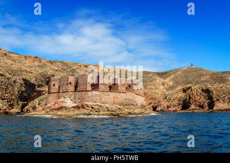 Fort São João Baptista das Berlengas vom Meer aus gesehen, in der die Insel Berlenga, Portugal. Stockfoto