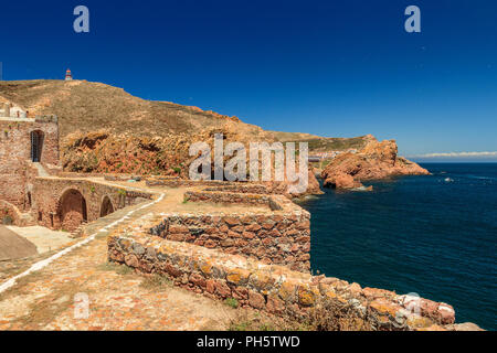 São João Baptista's fort und die Südküste der Insel Berlenga Grande, in Portugal. Stockfoto