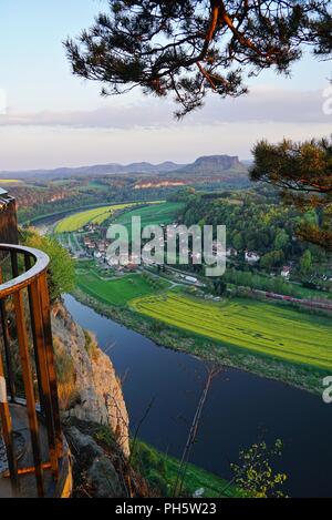 Blick von der Felsenburg Neurathen Felsenburg über das Elbtal mit Feldern und der kleinen Stadt Rathen Stockfoto