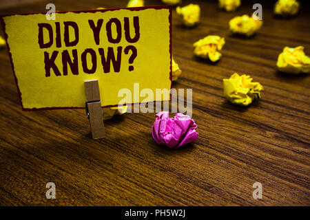 Schreiben Hinweis Übersicht Wussten Sie, Frage. Business Foto präsentieren Spaß Zahlen und Fakten Informationen Allgemeine Kenntnisse Clothespin holding Gelb Pa Stockfoto