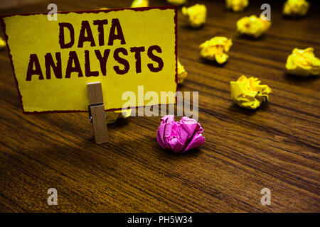 Schreiben Hinweis mit den Daten für die Analysten. Business foto Präsentation Programmierer Design und Bericht erstellen Erkennt Muster Clothespin Holding gelbes Papier Stockfoto