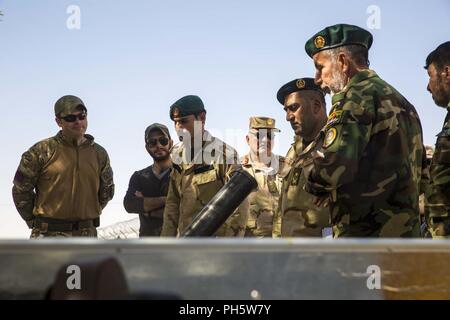 Der Provinz Helmand, in Afghanistan (25. Juni 2018) - britische Soldaten mit der entschlossenen Unterstützung der Zentrale, zugeordnet zu der Armee institutionellen Advisor Team (AIAT), Besichtigung der regionalen militärischen Ausbildungszentrums (RMTC) am Lager Shorabak. Die AIAT sprach mit afghanischen nationalen Armee Korps 215 Soldaten über ihre Zuweisungen auf der Front ein Verständnis darüber, welche Arten von Ausbildung vorteilhaft für die Zukunft kandaks durch RMTC wäre zu entwickeln. Stockfoto