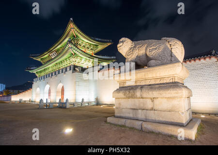 Gwanghwamun Gate bei Geyongbokgung Palast bei Nacht in Seoul, Südkorea. Koreanische Alphabet am Tor Nord Tor zu übersetzen. Stockfoto