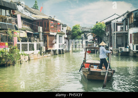 China traditionelle touristische Boote auf Kanälen von Shanghai Zhujiajiao Wasserstadt in Shanghai, China Stockfoto