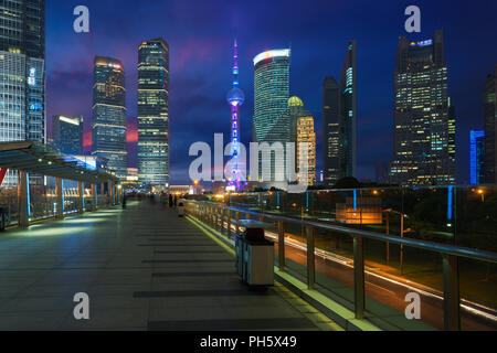 Finanzviertel Lujiazui Shanghai Wolkenkratzer in der Nacht in Shanghai, China. Stockfoto