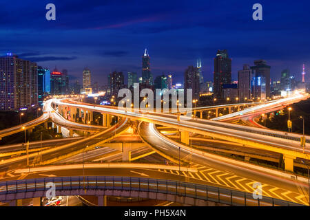 Shanghai Elevated Road Junction und interchange Überführung in der Nacht in Shanghai, China Stockfoto