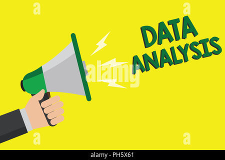 Text zeichen mit den Daten für die Analyse. Konzeptionelle foto Translate zahlen Analytische Schlussfolgerung Prognose Mann mit Megaphon Lautsprecher gelb zurück Stockfoto
