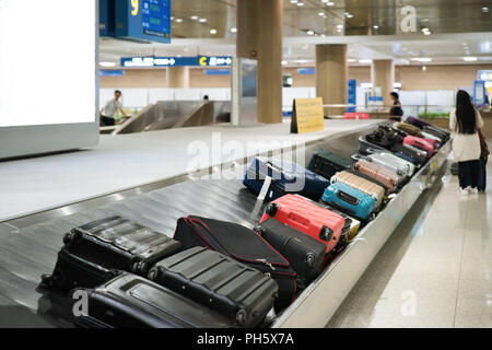 Koffer oder Gepäck mit Förderband am Flughafen. Stockfoto