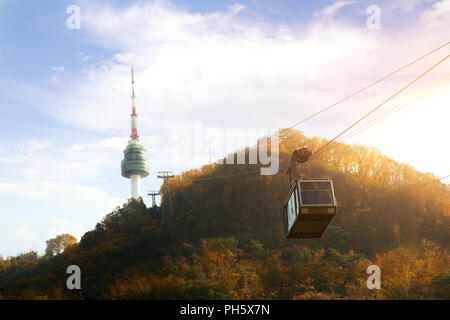 Namsan N Seoul Tower mit der Linie der Seilbahn am Sonnenuntergang im Herbst in Seoul, Südkorea. Stockfoto