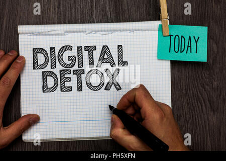 Handschrift Text schreiben Digital Detox. Begriff Sinne frei von elektronischen Geräten trennen, um wieder Unplugged Open notebook clothespin Holding Stockfoto