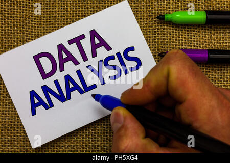 Text zeichen mit den Daten für die Analyse. Konzeptionelle foto Translate zahlen Analytische Schlussfolgerung Prognose Mann Hand marker Weißbuch Kommunikation Stockfoto
