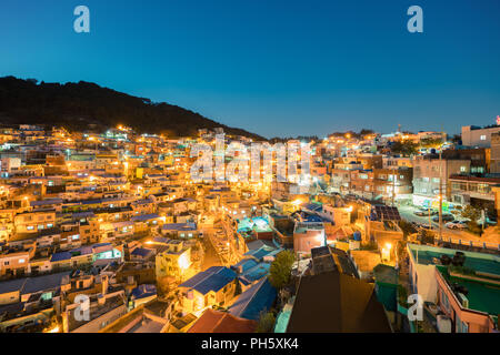 Gamcheon Kultur Dorf in der Nacht in Busan, Südkorea. Stockfoto