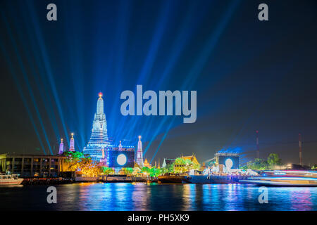 Wat Arun unter Neujahrsfeier im Rampenlicht Show Zeit weit gedreht, Bangkok, Thailand Stockfoto