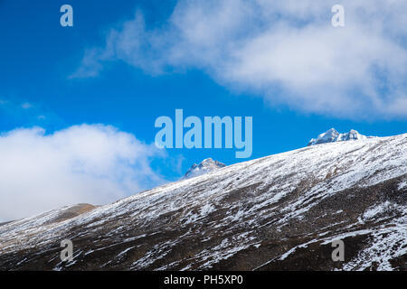 Nebel und Cloud decken Mountain Peak Landschaftsansicht am Nullpunkt, blauer Himmel Tageszeit, Sikkim, Indien Stockfoto