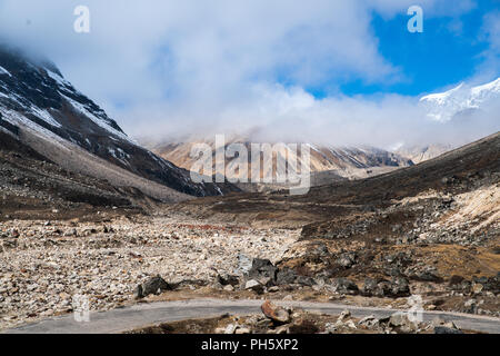 Nebel und Cloud decken Mountain Peak Landschaftsansicht am Nullpunkt, blauer Himmel Tageszeit, Sikkim, Indien Stockfoto