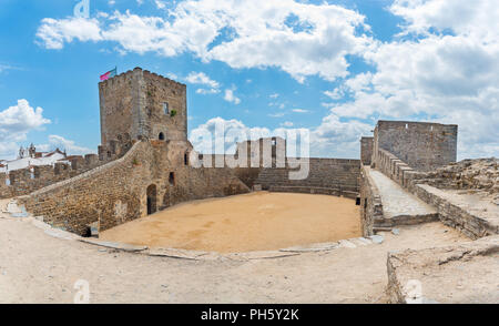 Mittelalterliche Burg von Monsaraz im Alentejo, Portugal. Stockfoto