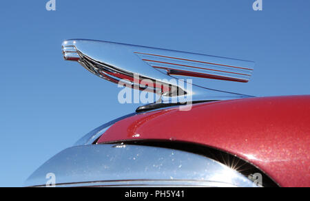 CONCORD, NC - April 8, 2017: 1937 Chevy Kühlerfigur auf Anzeige an der Pennzoil AutoFair Classic Car Show in Charlotte Motor Speedway statt. Stockfoto