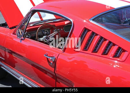 CONCORD, NC - April 8, 2017: A 1965 Ford Mustang Auto auf Anzeige an der Pennzoil AutoFair Classic Car Show in Charlotte Motor Speedway statt. Stockfoto