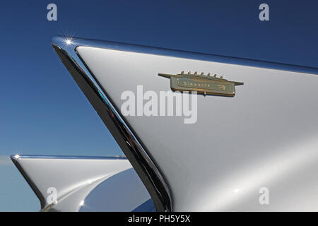 CONCORD, NC - April 8, 2017: Ein 1958 Cadillac Eldorado Biarritz auf Anzeige an der Pennzoil AutoFair Classic Car Show in Charlotte Motor Speedway statt. Stockfoto