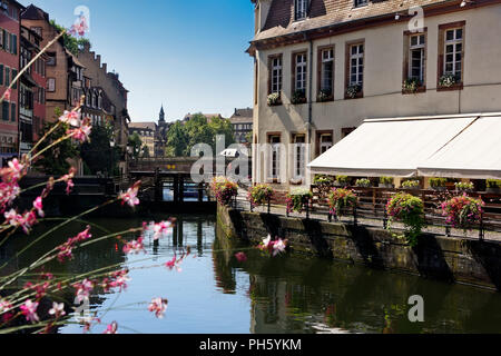 Wasser Kanälen durch das Dorf von Straßburg in Frankreich Stockfoto