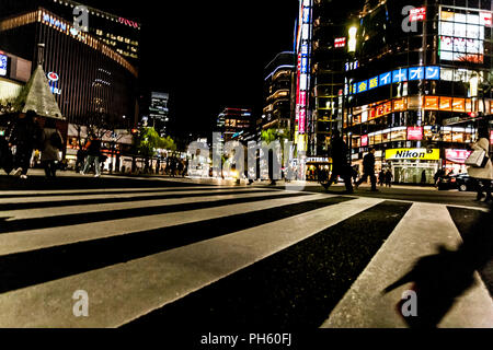 Tokyo, Japan - 14. Januar 2010: Fußgänger überqueren der Straße im Herzen von Ginza in Tokio. Ginza Kreuzung bei Nacht. Verschwommene Bewegung. Stockfoto