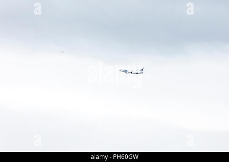 Moskau, Russland - Juli 8, 2016: UTair Boeing 737 ab Flughafen Vnukovo. Flugzeug steigt in den Himmel. Stockfoto