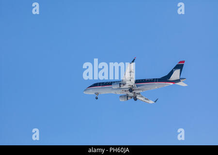 US Airways Embraer ERJ 170 in 2011 Farben, Ansatz von Pierre Elliott Trudeau International Airport, Dorval, QC Stockfoto