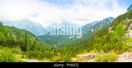 Panoramablick auf die Alpen von der Straße auf den Mangart Sattel, Slowenien Stockfoto