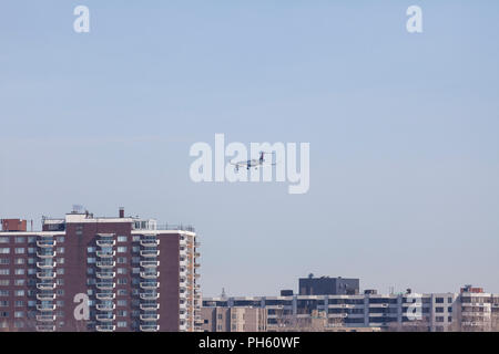 Delta Connection Canadair CRJ-900, 2011 Farben, Ansatz von Pierre Elliott Trudeau International Airport, Dorval, QC, Stockfoto