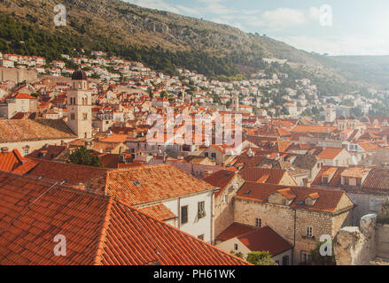 Franziskaner Kirche und Kloster mit Glockenturm in der Altstadt von Dubrovnik, Kroatien Stockfoto