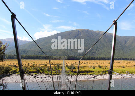 Sehr lange Hängebrücke über den Fluss in Neuseeland Stockfoto