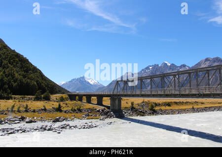 Gleise über eine Brücke über einen kleinen Fluss in Neuseeland Stockfoto