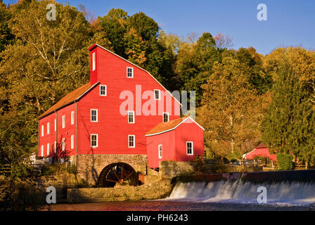 Die historischen Roten Mühle, Clinton, New Jersey, USA, NJ, USA, FS 12,76 MB. 300ppi, Landwirtschaft historische Bilder Bunte Bäume im Herbst Blätter Stockfoto