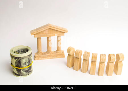 Die Warteschlange von Menschen steht, die der Bank Gebäude. Eröffnung von Konten und Depots. Masse Speichern von Einsparungen aus Banken, Stress in den Finanzmarkt. Stockfoto