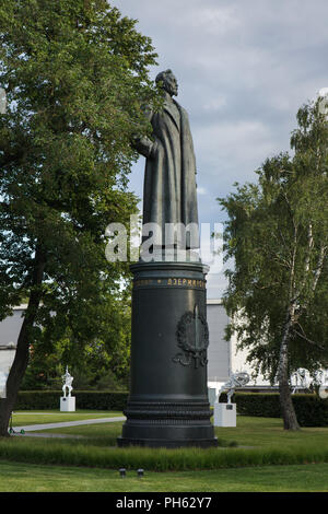 Denkmal der Bolschewistischen revolutionären Felix Dserschinski, genannt der Eiserne Felix, entworfen von sowjetischen Bildhauer Jewgeni Wutetschitsch (1958) auf Anzeige im Muzeon gefallenen Monument Park in Moskau, Russland. Das Denkmal für den Gründer der Sowjetischen Geheimpolizei Tscheka, später bekannt als der NKWD und KGB, 1958 in der Lubjanka Platz in Moskau vorgestellt wurde und nach dem Fall der Sowjetunion Putschversuch im August 1991 abgerissen. Stockfoto