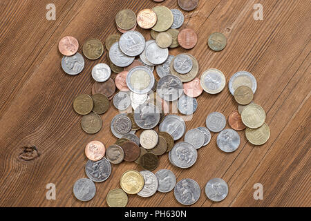 Münzen am alten Holz- Oberfläche copyspace bereit zum Bearbeiten als Geld thematische Abdeckung Stockfoto