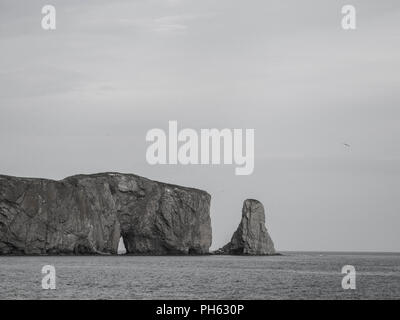 Durchbohrte Gestein, Rocher percé Percé Rock gaspé Halbinsel gaspesie gaspesia matapedia, Meer, Ozean, Wasser Golf, Golfe st-Laurent, St.-Lorenz-Strom Quebec Kanada Stockfoto