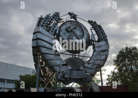 Staatswappen der Sowjetunion entworfen von sowjetischen Bildhauer Stepan Schekotikhin auf Anzeige im Muzeon gefallenen Monument Park in Moskau, Russland. Die riesige Edelstahl Staatswappen wurde zuvor in Leninsky Avenue in Moskau eingesetzt. Stockfoto