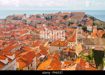 Roten Dächer der Häuser in der Altstadt von Dubrovnik, Kroatien, UNESCO-Welterbe, Panoramaaussicht Stockfoto