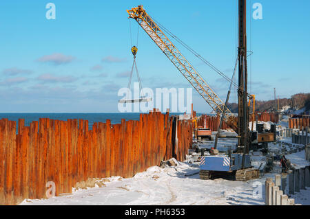 Bau einer Promenade am Meer, Bau von Befestigungsanlagen an der Küste Stockfoto
