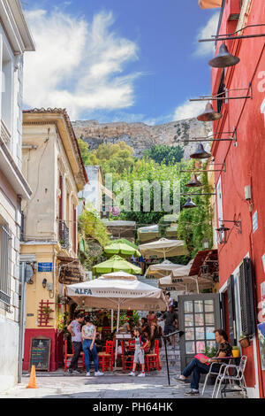 Cafés und Tavernen auf Mnisikleous Straße im Stadtteil Plaka, Athens, Griechenland Stockfoto