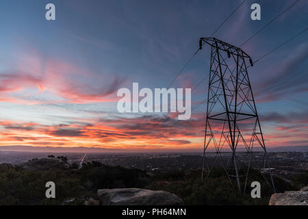 Sonnenaufgang Blick auf Electric Power Tower, eingebettet in den Felsen oberhalb der westlichen San Fernando Valley in Los Angeles, Kalifornien. Stockfoto